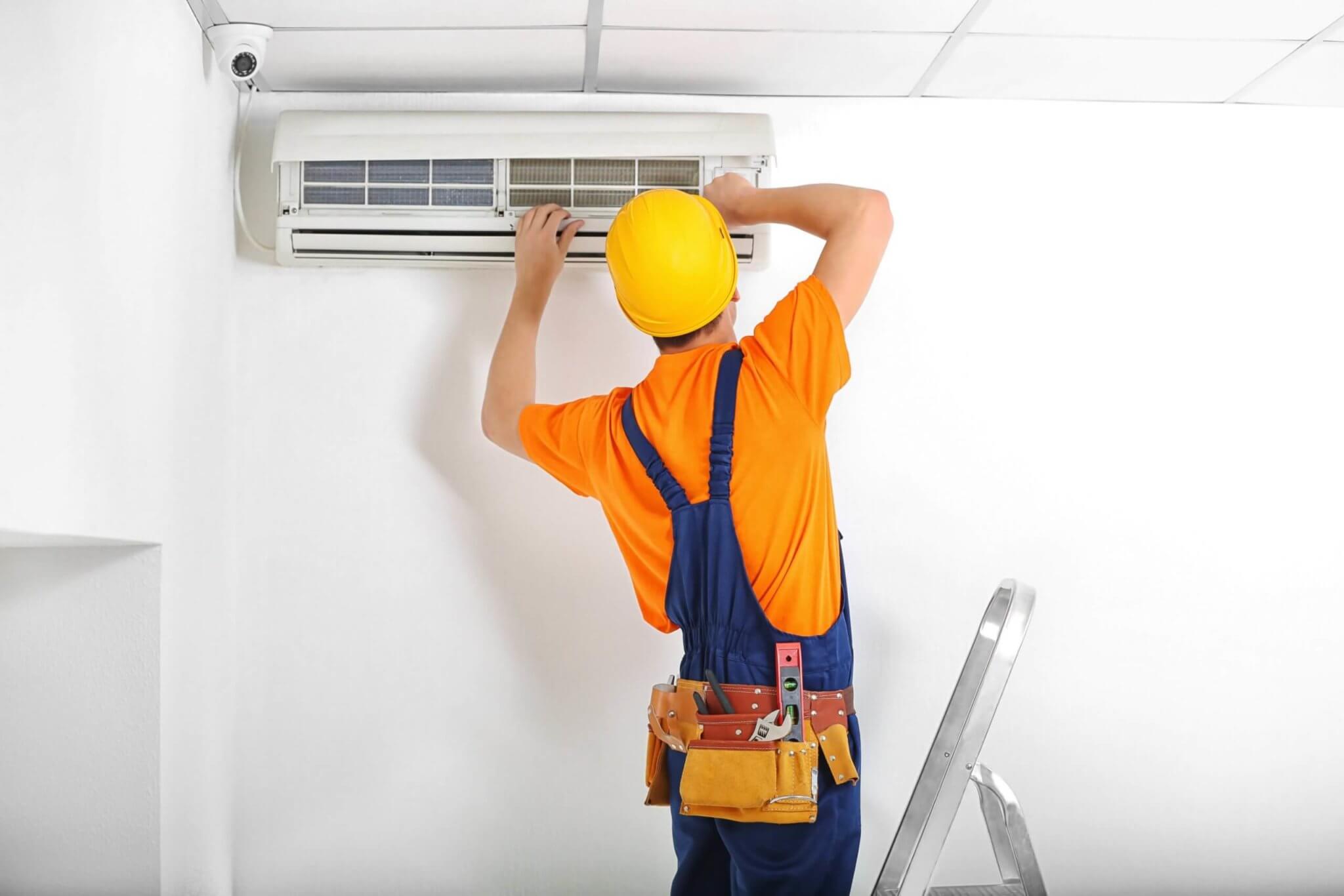 Tecnico che installa un sistema di climatizzazione residenziale